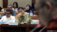 Menteri Perindustrian Airlangga Hartarto bersama Menteri Hukum dan HAM Yasonna Laoly saat hadiri rapat kerja bersama Komisi VI DPR.