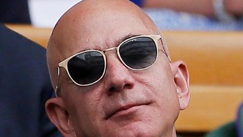 Jeff Bezos sang pemilik Amazon, tampil rapi dengan blazer dan kacamata hitam. Foto: Reuters