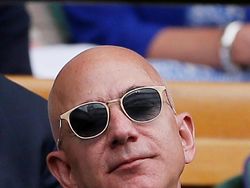 Melihat Manusia Terkaya Dunia Lengket dengan Kekasihnya