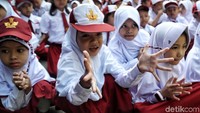 Siswi ini ceria banget.