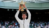 Laga final Wimbledon 2019 berjalan panjang dan ekstra sengit. Setelah menjalani duel lima set nyaris selama lima jam, Novak Djokovic keluar sebagai juara. Andrew Couldridge/Reuters.