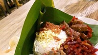 Nasi putih disajikan dengan lauk sambal goreng hati, kentang, empal dan orek tempe. Sedap! Foto : Instagram @yelyakurniawan