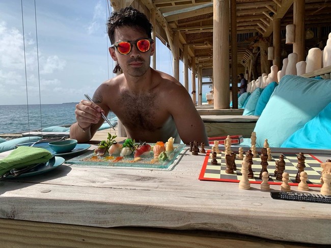 Soneva Fushi merupakan salah satu resort mewah di Pulau Kunfunadhoo, Maldives. Foto: Instagram/@joejonas, @sophiet, @discoversoneva