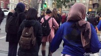 Pejalan kaki wajib mengoperasikan pelican crossing jika ingin menyebrang jalan.