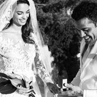 Setelah setahun pacaran, Dani Alves meminang Joana Sanz. Pernikahan mereka digelar secara diam-diam di sebuah pulau di Spanyol yaitu Formentera pada Juli 2017.Foto: Dok. Instagram Joana Sanz