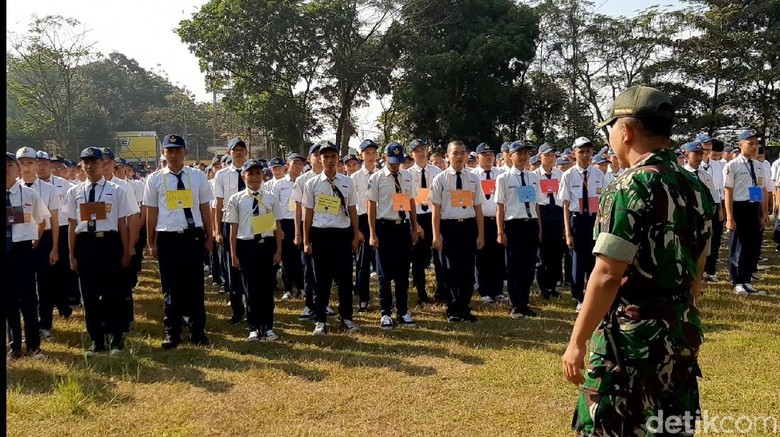 Hari Pertama Sekolah, Anggota TNI Gembleng Siswa SMK di Tasikmalaya Hari Pertama Sekolah, Anggota TNI Gembleng Siswa SMK di Tasikmalaya