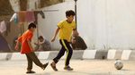 Anak-anak Pencari Suaka Bermain Bola di Tengah Pengungsian