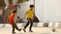 Bermain sepakbola ini dilakukan untuk mengisi waktu selama berada di tempat penampungan di eks Kodim, Kalideres, Jakarta Barat. 