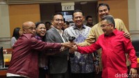 Para pimpinan komisi III DPR berfoto bersama.