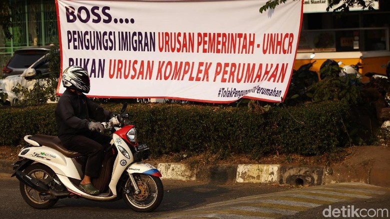 Warga Pasang Spanduk Tolak Penampungan Pencari Suaka Di Jakbar