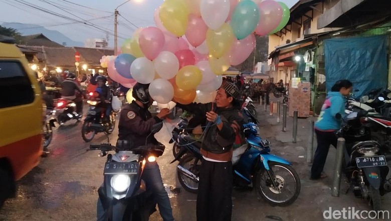 Hari Pertama Sekolah, Ortu Siswa di Bandung Berburu Balon Hari Pertama Sekolah, Ortu Siswa di Bandung Berburu Balon