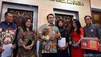 Baiq Nuril tidak memberikan pernyataan soal kedatangannya ke KSP. Sementara itu, Usman Hamid mengatakan Baiq Nuril datang untuk mengajukan permohonan amnesti kepada Presiden Jokowi.