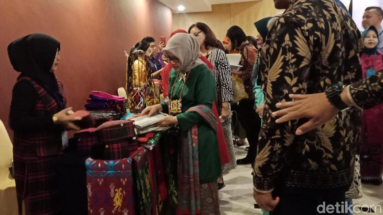 Kunjungi Pameran Kerajinan Kaltim, Mufidah Borong Kain Tenun Kunjungi Pameran Kerajinan Kaltim, Mufidah Borong Kain Tenun