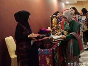 Kunjungi Pameran Kerajinan Kaltim, Mufidah Borong Kain Tenun