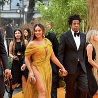 Bukan Beyonce namanya jika tak tampil seksi. Ibu tiga anak itu sukses mencuri perhatian dalam balutan gaun kuning keemasan karya desainer Vietnam, Nguyen Cong Tri. Gaun bergaya off-shoulder asimetris tersebut hadir dengan belahan rok yang tinggi sehingga mengekspos kaki jenjangnya. Foto: Getty Images