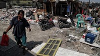 Selain itu di lain sisi para pemulung terpaksa harus meninggalkan area tersebut.