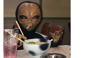 Netizen bersama alien yang ditemuinya dari Area 51. Mereka sedang makan ramen. Foto: Twitter
