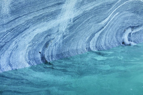 Level air yang berubah-ubah membuat ukiran di dinding gua berubah tiap waktu dan musim. Pantulan cahaya yang membias dari air laut, membuat dinding gua berwarna biru. (iStock) Level air yang berubah-ubah membuat ukiran di dinding gua berubah tiap waktu dan musim. Pantulan cahaya yang membias dari air laut, membuat dinding gua berwarna biru. (iStock)