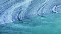 Level air yang berubah-ubah membuat ukiran di dinding gua berubah tiap waktu dan musim. Pantulan cahaya yang membias dari air laut, membuat dinding gua berwarna biru. (iStock)