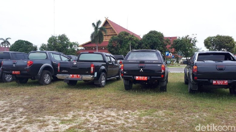 150 Mobil Dinas Masih Dikandangkan di Rumdin Gubernur Riau 150 Mobil Dinas Masih Dikandangkan di Rumdin Gubernur Riau