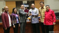 Bamsoet menyerahkan palu kepada Herman Hery.