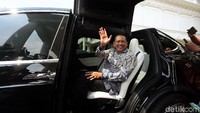 Bamsoet tiba di halaman Istana, Jakarta Pusat, Senin (15/07/2019), dengan mobil Tesla Model X sekitar pukul 11.00 WIB‎.