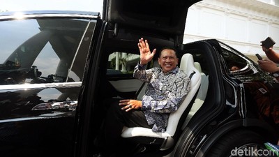 Mobil Listrik Tesla Antar Bamsoet ke Istana