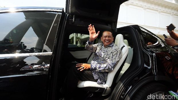 Parkir Bus Airlangga vs Parkir Tesla Bamsoet di Istana