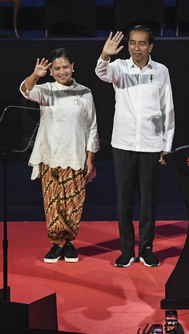 Intip Gaya Seru Iriana Jokowi, Pakai Kain Batik Berpadu Sneakers