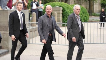 Proses perceraian mereka telah rampung di mana Bezos setuju membayar MacKenzie dengan saham Amazon senilai USD 38 miliar. Sehingga menjadikan MacKenzie salah satu wanita terkaya di dunia saat ini. Ini Bezos dalam acara lain sebelum menyaksikan Wimbledon. Foto: Reuters