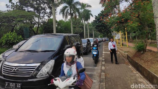 BEM UI: Parkir Berbayar Bikin Macet Parah!