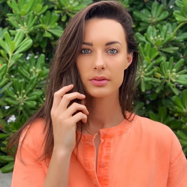 Presenter sekaligus YouTuber Emily Hartridge dilaporkan meninggal pada Jumat minggu lalu. Emily berpulang di usia 35 tahun karena kecelakaan ketika tengah mengendarai skuter listrik di London, Inggris. Foto: Instagram @emilyhartridge