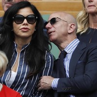 Sambil menunggu pertandingan dimulai, tampak Jeff mencium pipi Lauren. Setelah resmi bercerai, Jeff tampak tak ragu memamerkan bahasa tubuh mesra ke kekasihnya itu.  Foto: Dok. AP