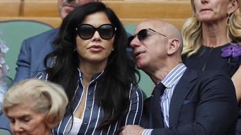 Pada tahun 2019, mulai ramai terkuak hubungan antara Lauren Sanchez dan Jeff Bezos yang pertama kali dibocorkan oleh media National Inquirer. Terungkap bahwa Bezos dan Lauren sudah sering bertemu meski sang konglomerat masih menikah. Bahkan Bezos mengirimkan pesan-pesan mesum ke Lauren. Foto: Getty ImagesFoto: Dok. AP