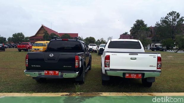  Gubernur Riau, Syamsuar, masih mengandangkan mobil dinas. Mobil itu ditempatkan di halaman parkir.