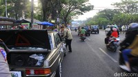 Polisi memperingatkan pemilik mobil untuk menggunakan pelat nomor yang sesuai. Polisi juga meminta pemilik mobil untuk mengganti langsung pelat MARRIED dengan pelat nomor yang asli dan untuk tidak mengulanginya. Foto: Wakasatlantas Polrestabes Bandung
