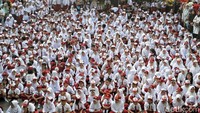 Ratusan siswa-siswi mengikuti upacara dan pengarahan dari guru di hari pertama masuk sekolah di  Sekolah Dasar Negeri 01 Rawa Badak Utara, Jakarta Utara, Senin (15/7).