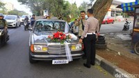 Peneguran itu terjadi saat Wakasatlantas Polrestabes Bandung Kompol Bayu Catur Prabowo bersama Satlantas Polrestabes Bandung melakukan patroli parkir liar di Jalan Djunjunan (Pasteur) Kota Bandung pada Minggu (14/7) sore pukul 16.00 WIB. Saat sedang patroli, Bayu memergoki mobil klasik berpelat MARRIED dengan riasan bunga di kap depan yang sedang berhenti di tempat tambal ban. Foto: Wakasatlantas Polrestabes Bandung