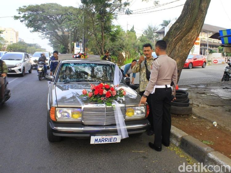 Polisi Tegur Pemilik Mobil Berpelat Nomor MARRIED