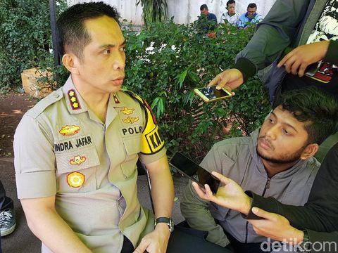 Kapolres Jakarta Selatan Kombes Indra Jafar di depan kediaman Prabowo Subianto, Jl Kertanegara, Jakarta Selatan.
