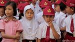 Semangat Siswa SD Berseragam Merah Putih