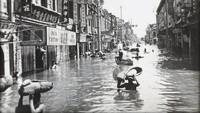 Banjir yang merendam area di sekitar Sungai Kuning (Huang He) yang berada di pegunungan Bayan Har, China juga disebut sebagai salah satu bencana terdahsyat yang pernah terjadi di dunia. Bencana itu terjadi pada tahun 1887. Hampir 2 juta warga dilaporkan hilang dan sekitar 1,3 juta orang dinyatakan tewas akibat bencana tersebut.  Istimewa/Dok.primaryfacts.com.