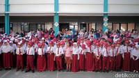 Sejumlah orang tua siswa turut serta datang mengantarkan anak-anak mereka di hari pertama masuk sekolah.