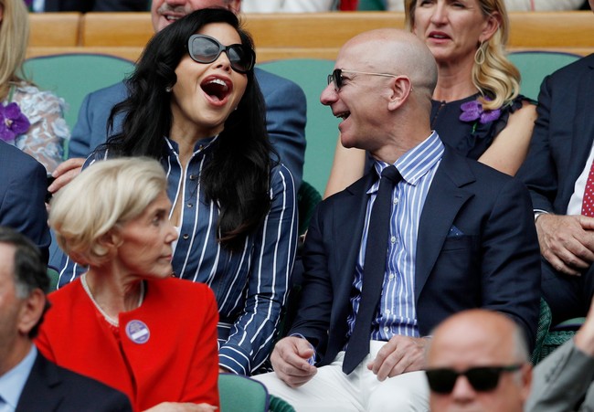 Jeff Bezos, pengusaha terkaya di dunia itu resmi cerai dengan MacKenzie Bezos beberapa hari lalu. Resmi jadi lajang kembali, pria dengan kekayaan US$164 miliar itu tampak bermesraan dengan presnter berita Lauren Sanchez.  Foto: Reuters