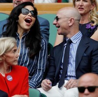 Jeff Bezos, pengusaha terkaya di dunia itu resmi cerai dengan MacKenzie Bezos beberapa hari lalu. Resmi jadi lajang kembali, pria dengan kekayaan US$164 miliar itu tampak bermesraan dengan presnter berita Lauren Sanchez.  Foto: Reuters