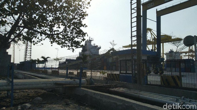 Butuh 5 Hari untuk Evakuasi Crane yang Tertabrak Kapal di Semarang Butuh 5 Hari untuk Evakuasi Crane yang Tertabrak Kapal di Semarang