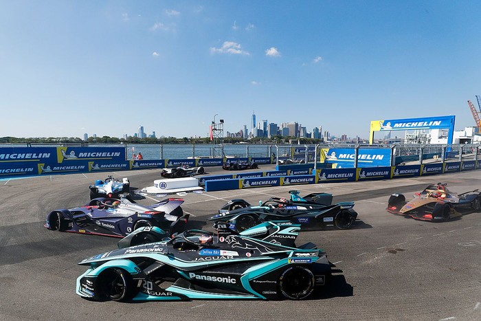 Warga Jakarta bisa menonton langsung kejuaraan balap mobil listrik dunia Formula E mulai tahun depan.