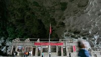Di China, tepatnya di Desa Geto terdapat sekolah yang berada di dalam gua besar di kawasan pegunungan Dong Zong. Sekolah ini Didirikan sejak 1984. Istimewa/crviewer.com.