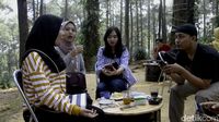 Nikmatnya Menyeruput Secangkir Kopi di Tepi Hutan Pinus 