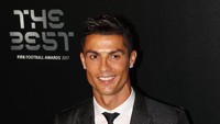 Di posisi keenam ada pesepakbola asal Portugal Christiano Ronaldo. Ia mendapatkan bayaran senilai US$ 109 Juta. Istimewa/Michael Steele/Getty Images.